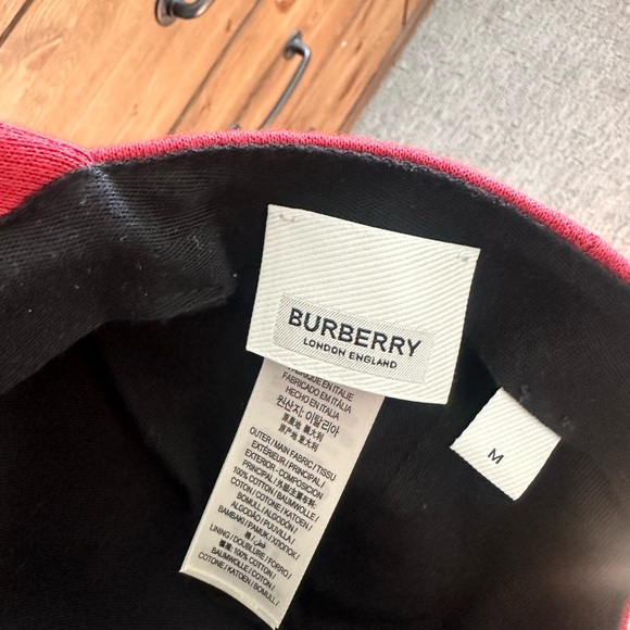 Red Burberry baseball cap - Picture 4 of 5